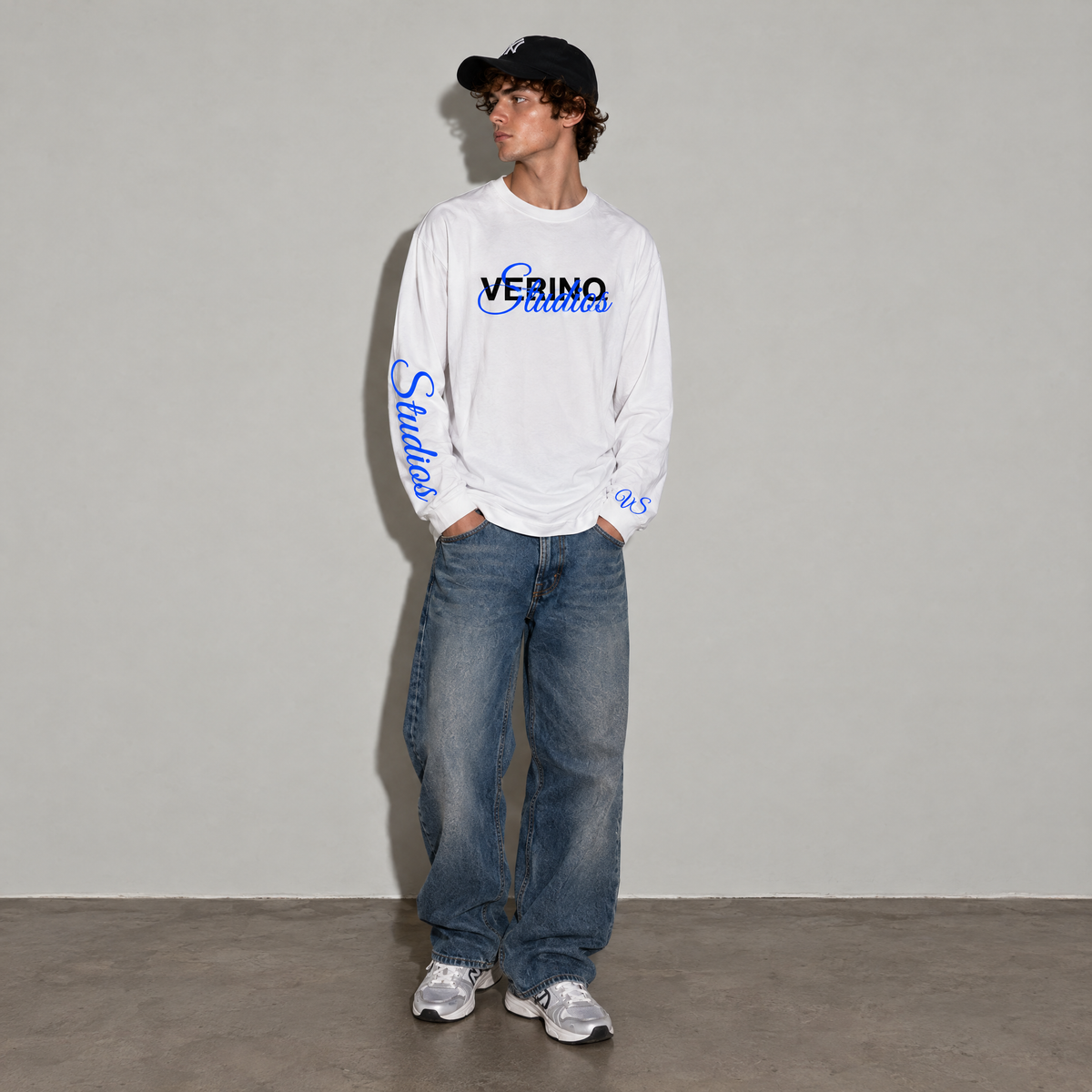 VERINOSTUDIOS LONGSLEEVE 002 Wit / Blauw voorkant