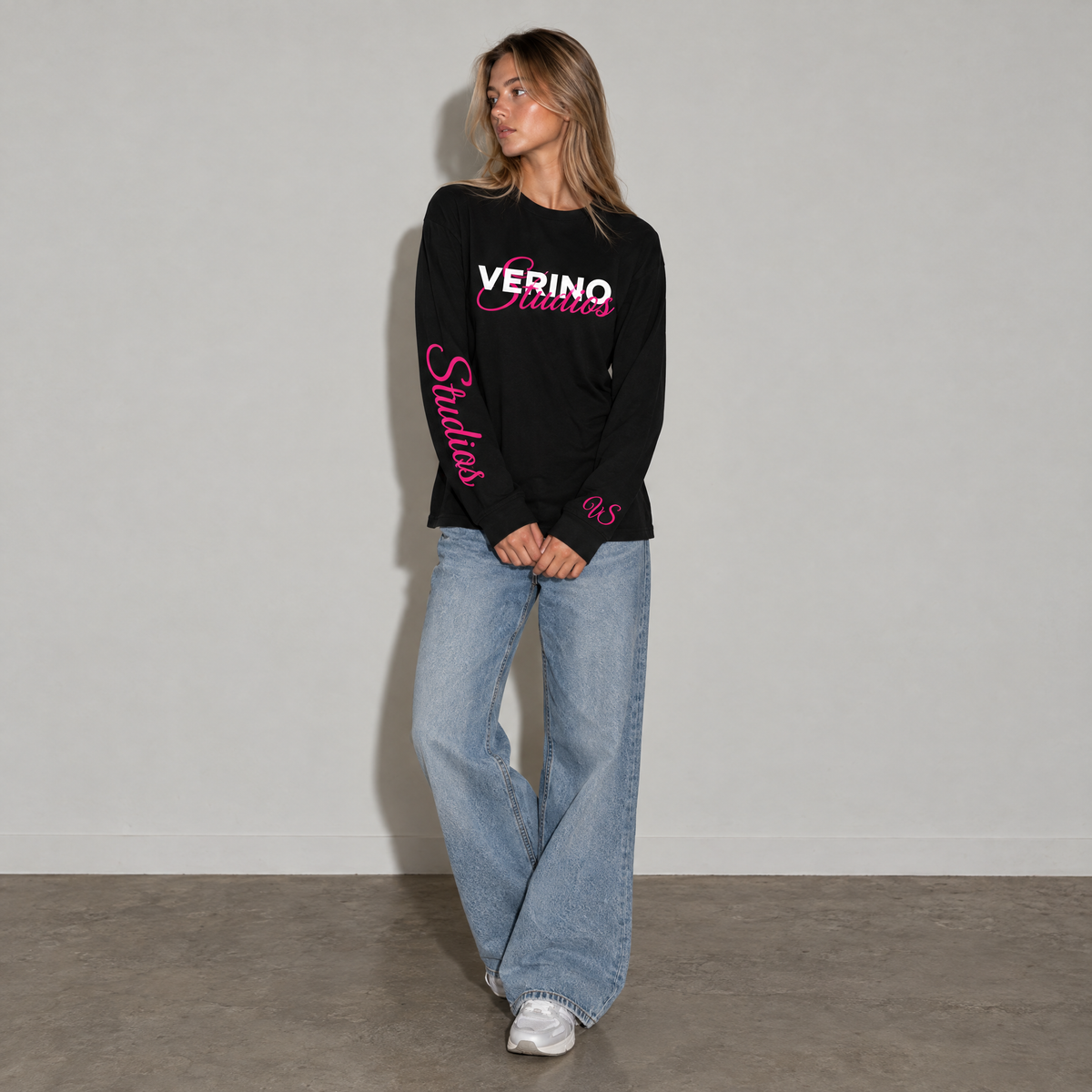 VERINOSTUDIOS LONGSLEEVE 002 Zwart / Roze voorkant