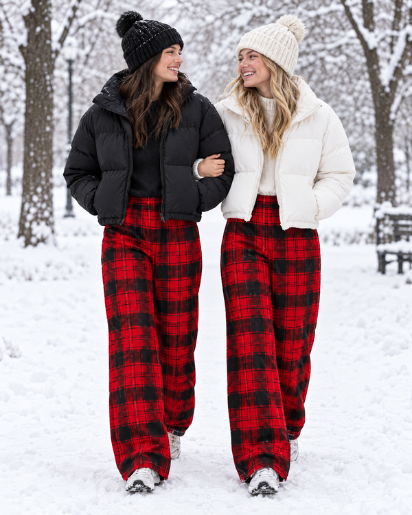 Vriendinnen in The Red Pants in het besneeuwde park