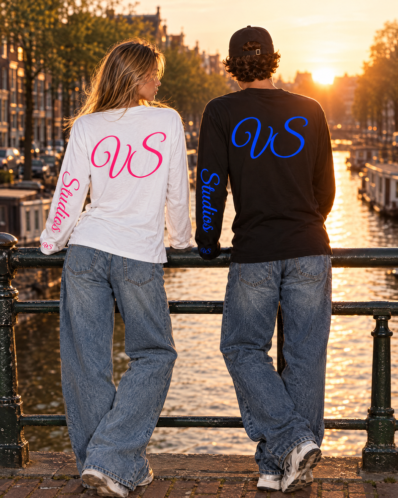 VS-monogram op de rug van VERINOSTUDIOS longsleeves